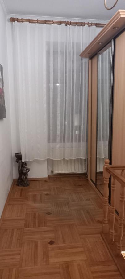 Двох Рівневі Апартаменти В Центрі Лвив Екстериор снимка